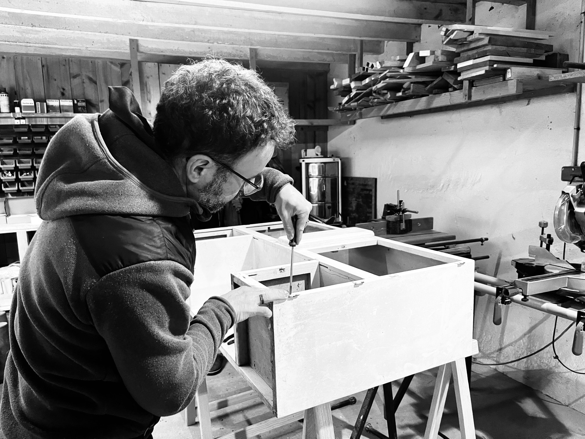 Fab qui bricole en noir et blanc